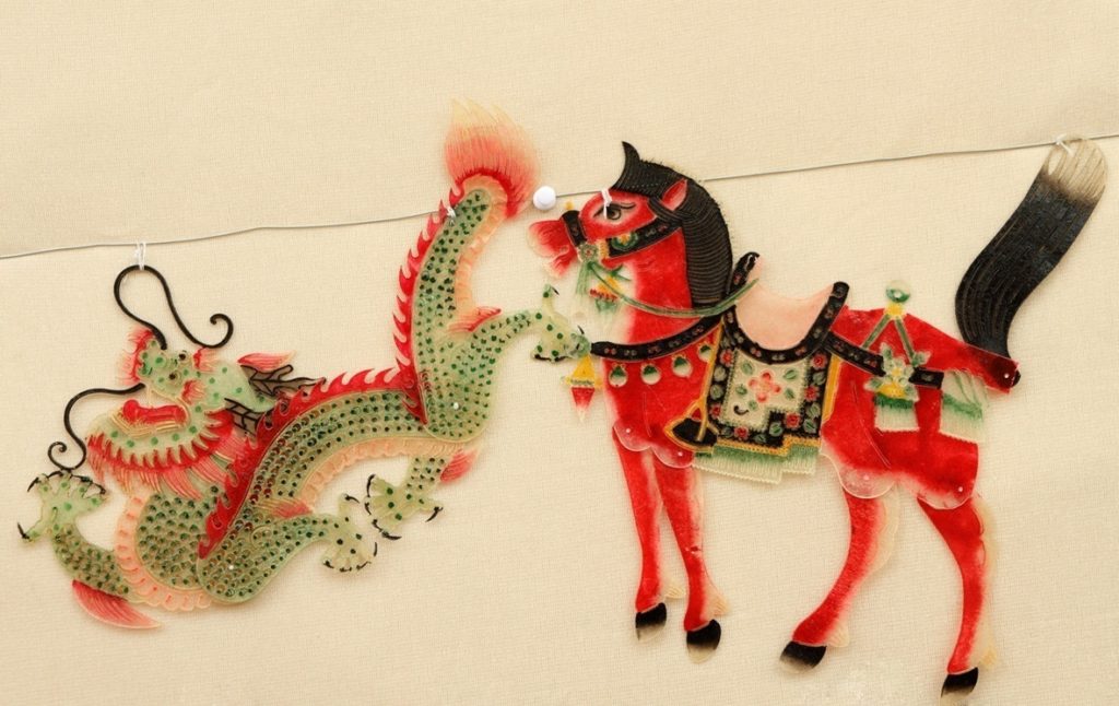 Les ombres chinoises montrent un dragon et un cheval (123RF)