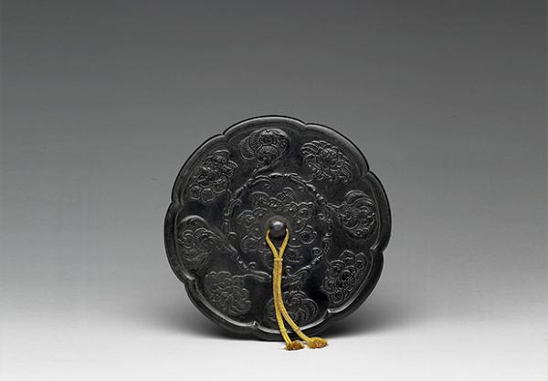 Miroir en bronze sous forme de tournesol avec motif de fleur, dynastie des Tang (618-907). (Image : Musée national du Palais, Taipei / @CC BY 4.0)