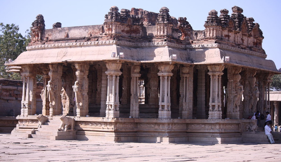 Le temple, connu sous le nom de temple Vijaya Vittala, compte 56 piliers au total.  Ils sont collectivement connus sous l'appellation de piliers SaRiGaMa, nommés ainsi d'après les notes de la musique classique indienne.