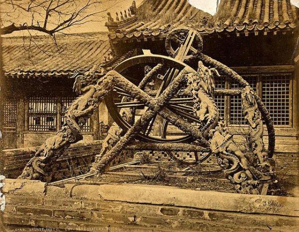 Un instrument d’astronomie en bronze sur un socle orné d’un dragon debout, construit par des prêtres Jésuites à partir d’un objet original Chinois, de l’ancien Observatoire de Pékin. (Image: Welcome Collection viawikimedia CC BY 4.0)