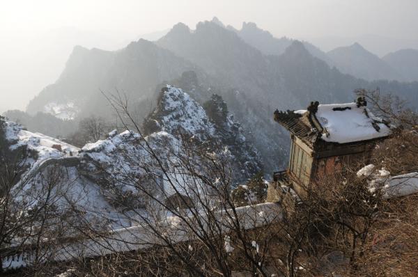 Vue sur la nature depuis le sommet d'une montagne. (Image : wikimedia / gongfu_king / CC BY-SA)