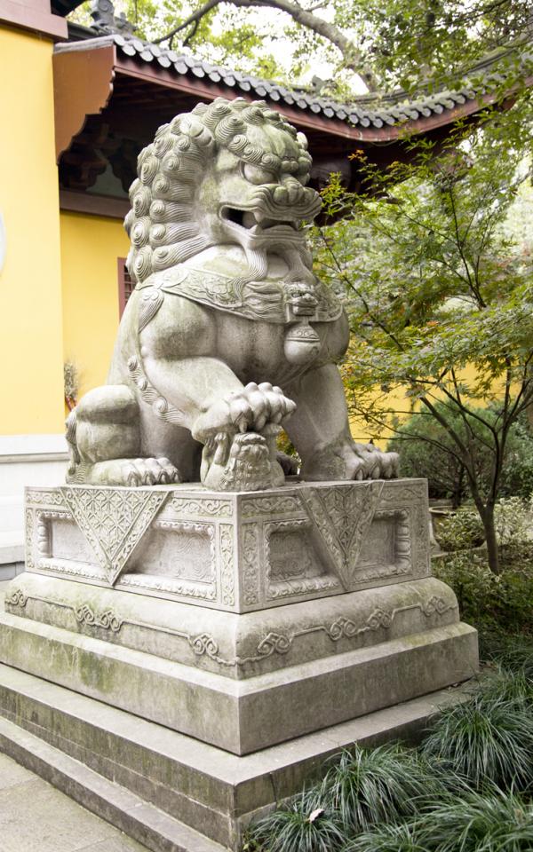Un lion de pierre devant le temple de Hangzhou, Chine. (Photo: 123RF) 