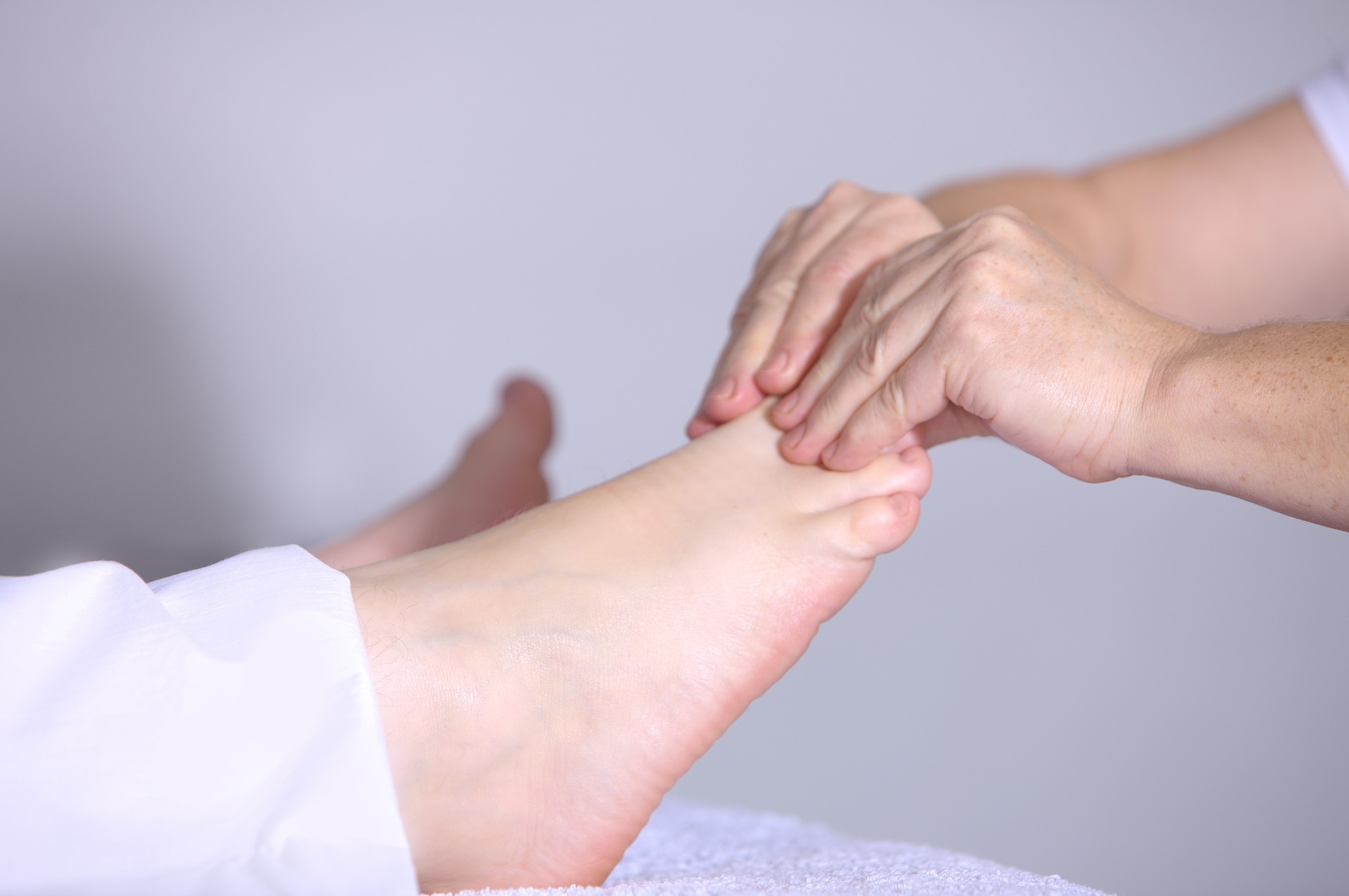 La médecine traditionnelle chinoise affirme que le pied comporte plus de 60 points d'acupuncture étroitement liés aux 12 méridiens des organes internes. (Image: Pixabay / CC0 1.0 )