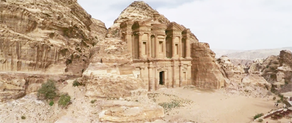 Alors que les neuf dixièmes de la Jordanie sont un désert aride, ceci est fait pour ses paysages spectaculaires, ses ruines antiques,Petra. (Capture d'écran / Vimeo)