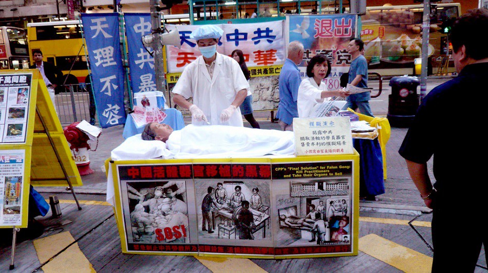 Les pratiquants de Falun Gong à Hong Kong sensibilisent aux prélèvements forcés.