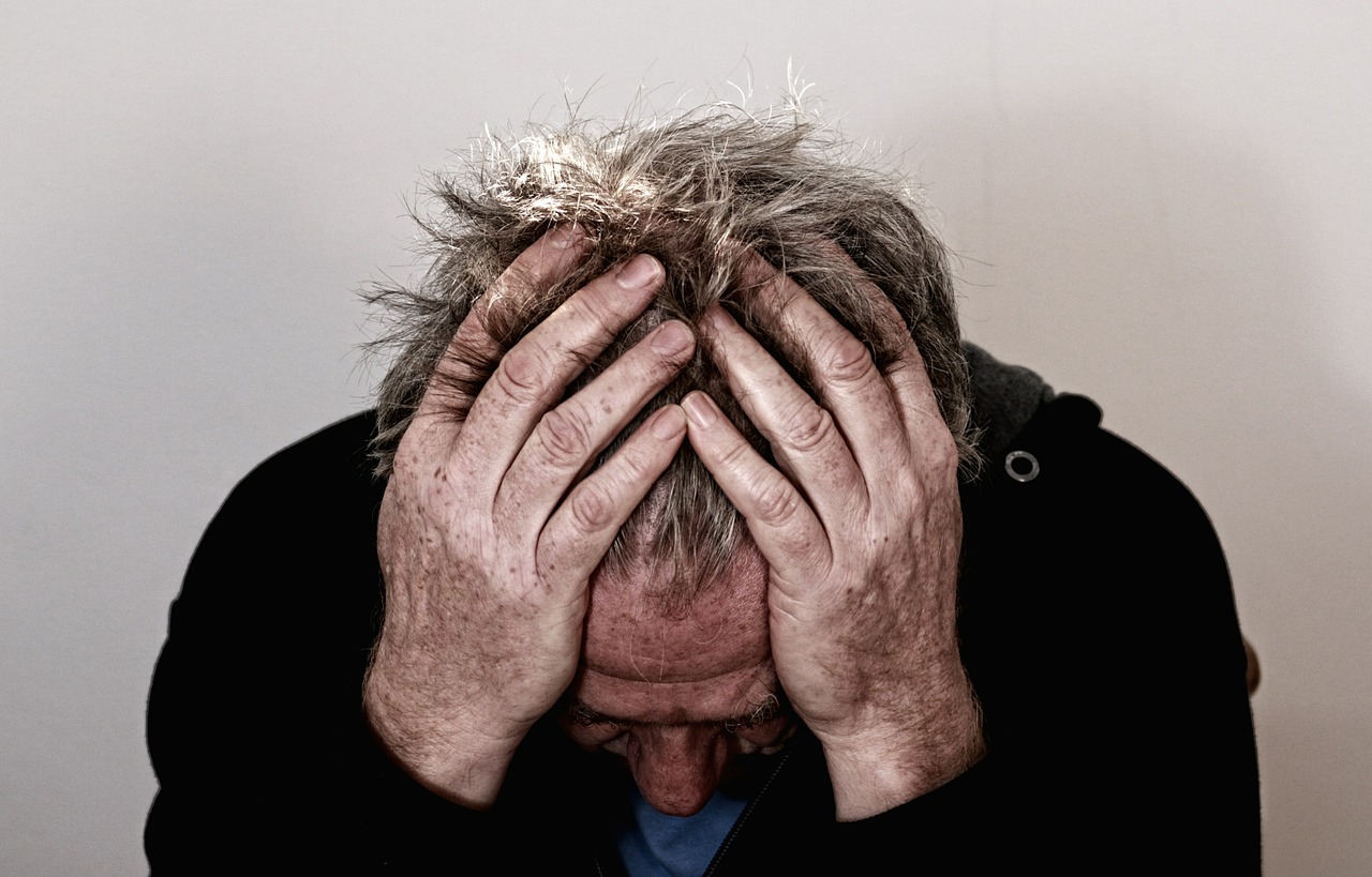 Une étude publiée dans la revue Psychosomatic Medicine en 2004 a révélé que les deux tiers des patients traités pour dépression ont également signalé des douleurs physiques, comme des maux de tête fréquents, des maux de dos, des douleurs articulaires et abdominale (Image : Geralt : Pixabay).