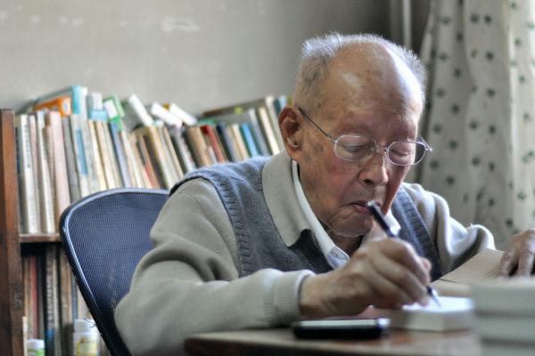 Zhouyou Guang vient d’avoir 111 ans. Il est reconnu comme le père du pinyin, l’alphabet phonétique chinois. (Image : wikimedia / Fong C / CC BY-SA)