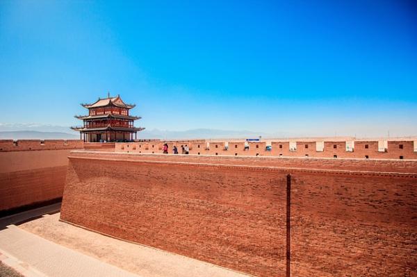 Le col de Jiayuguan, dans le nord-ouest de la Chine, est l’un des monuments les plus splendides de la région, faisant partie de la Grande Muraille du Gansu. (Image : 该图片由斌 余在 / Pixabay /上发布) 
