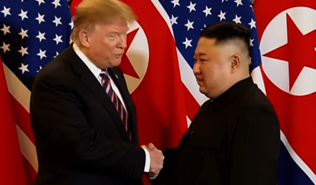 Le président américain Donald Trump et le dirigeant nord-coréen Kim Jong-un se rencontrent à Hanîi, au Vietnam, pour leur deuxième sommet le 27 février 2019. (Image: YouTube/Capture d’écran)