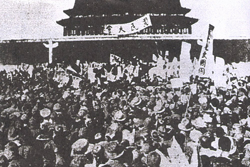 Outragés, des milliers d’étudiants sont descendus dans les rues de la Chine en signe de protestation le 4 mai 1919.