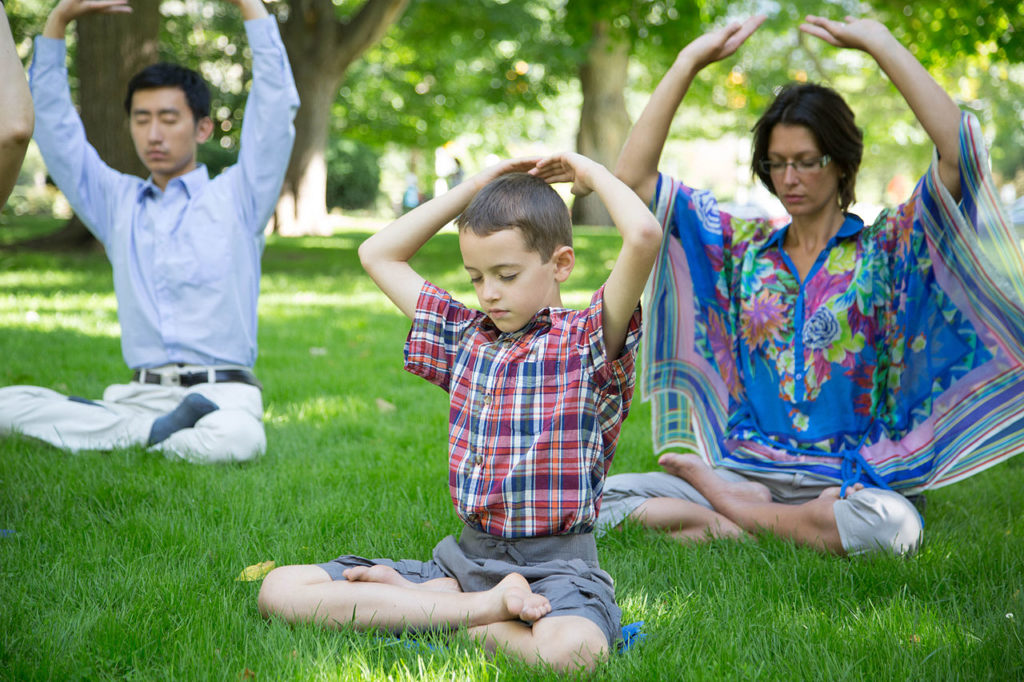 La mère enseigne à son fils comment faire les exercices du Falun Gong. (Image: Wikimedia commons)