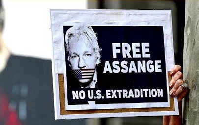 Julian Assange, cofondateur de WikiLeaks, faisant face à une possible extradition vers les États-Unis, plusieurs défenseurs des droits de l'homme se sont présentés à sa défense. (Image: Capture / YouTube)