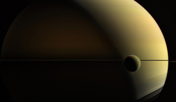 La lune de Saturne, Titan, a un long couloir de glace. (Image: Kevin Gill via flickr CC BY 2.0)