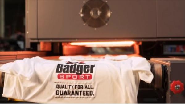 La société Badger Sportswear a abandonné son fournisseur chinois quand elle a  découvert qu'ils avaient  recours aux travaux forcés dans la région du Xinjiang, un lieu connu pour la persécution violente de la communauté ouïghoure. (Image: Capture / YouTube)