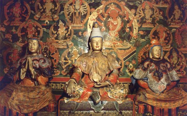 Le roi tibétain Songtsan Gampo entouré de ses épouses, la princesse Bhrikuti du Népal (à gauche) et la princesse Wencheng de Chine (à droite) (Image: wikimedia / CC0 1.0)