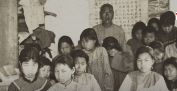 Une école des filles sous la dynastie Qing. (Image : Capture d’écran / YouTube)