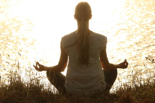 La méditation est une méthode excellente pour apaiser le corps et l’esprit. (Image : Pexels / Pixabay) 