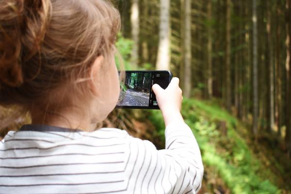 Un enfant est exposé à diverses publicités lorsqu'il utilise les applications d'un smartphone. (Image: Anvierre / Pixabay)