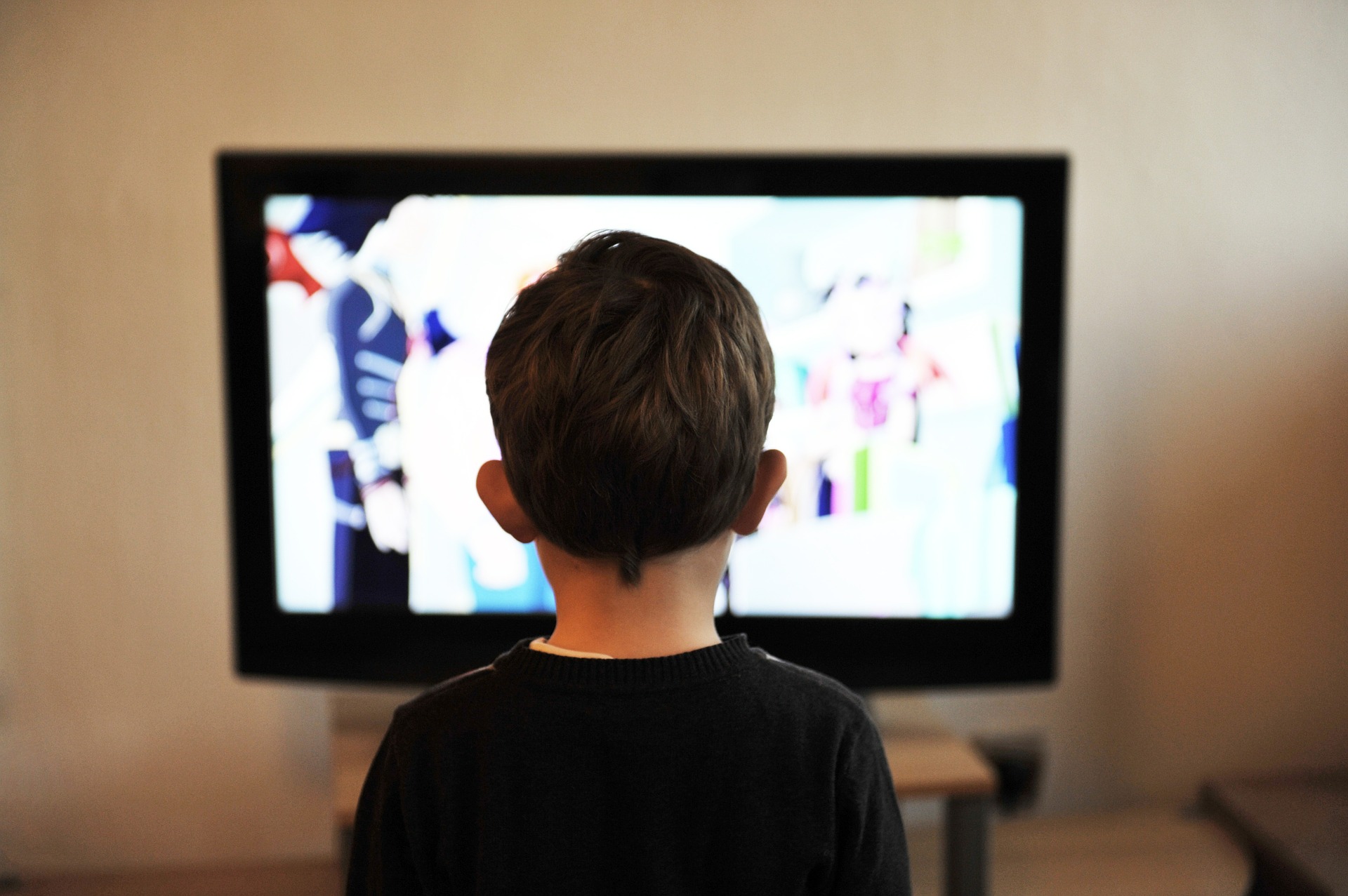 Le fait de limiter la télévision permet de s'assurer que les enfants ne seront pas influencés par des habitudes négatives affichées à la télévision. (Image : Mojzagrebinfo / Pixabay)