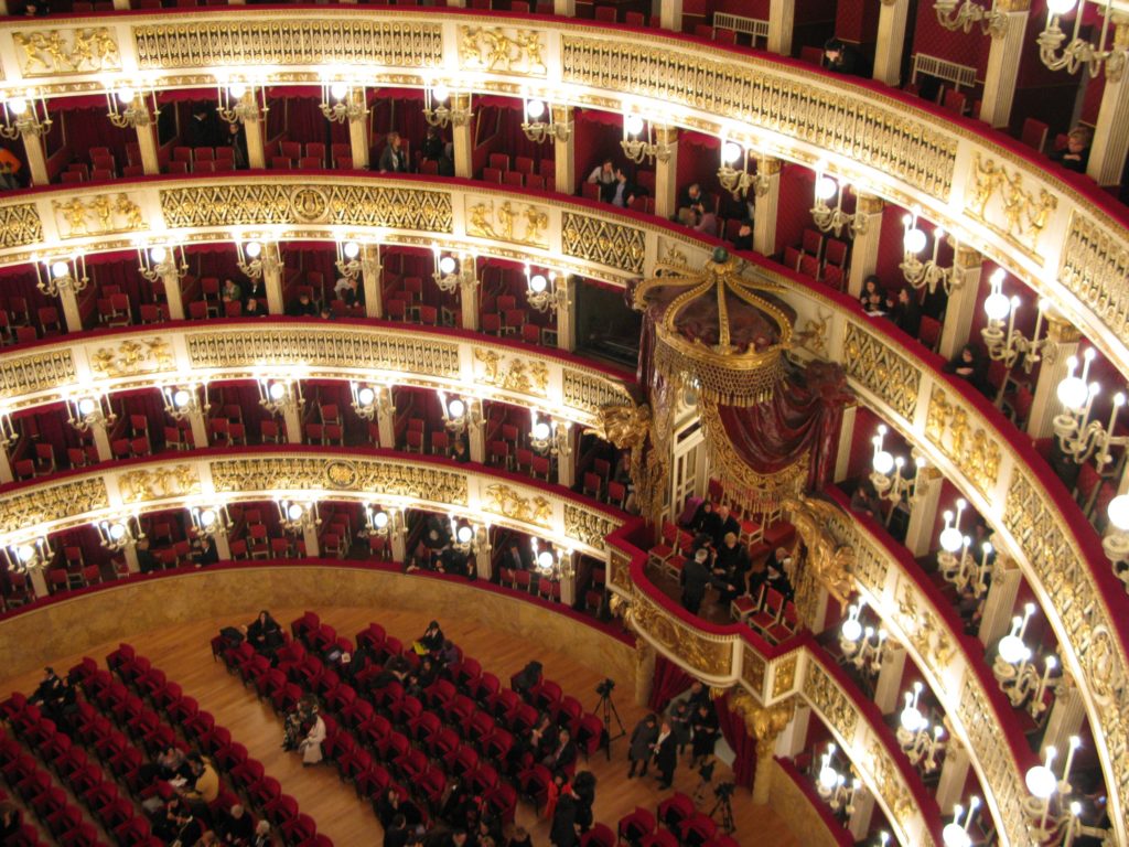 Le «Teatro di San Carlo» détient le record du plus ancien théâtre d'opéra du monde. (Image: Wikimedia)