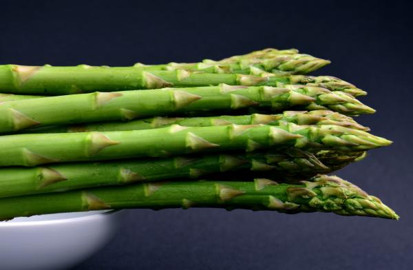 L’asperge contient divers nutriments, dont l'asparagine et le potassium, qui peuvent induire la diurèse et éliminer l'excès d'eau dans le corps. Les pointes d’ asperges sont riches en vitamine A. 5Image : Ulléo / Pixabay) 