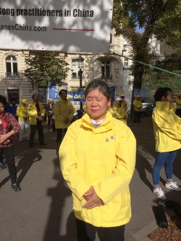 Madame Yang a été kidnappée plusieurs fois et emprisonnée pendant cinq ans en Chine pour sa pratique de Falun Gong. 