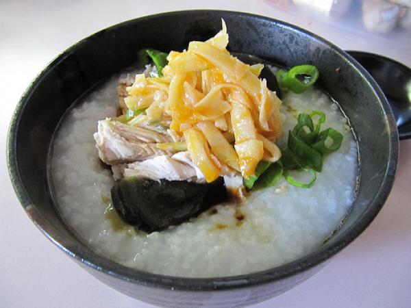 Les plats à cuisson lente, comme le congee (soupe de riz à l'asiatique) avec quelques légumes marinés, la soupe miso et les soupes aux haricots, comme la soupe aux pois chiches ou aux haricots aduki avec courge, sont tous de bons choix pour des recettes automnales. ( Le cuisinier sans but / Flickr )