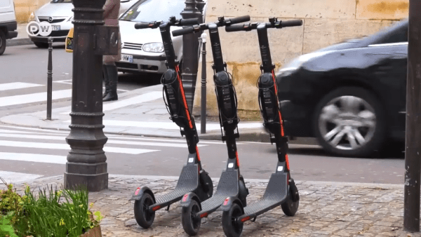 Les villes n'ont jamais été conçues avec l'infrastructure nécessaire pour gérer des milliers de scooters électroniques. (Image: Capture / YouTube)