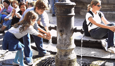 Rome offre de l'eau potable gratuite grâce à ses nombreux nasoni. (Image: wikimedia / GNU FDL)