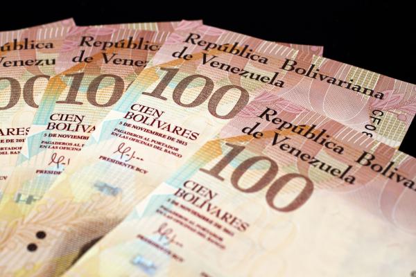 La hausse du salaire minimum pour un vénézuélien est de 361%, ce qui correspond à un revenu mensuel de 13,48 euros. Cette mesure a fait l’objet d’un décret gouvernemental de Nicolas Maduró, publié le 14 octobre 2019.