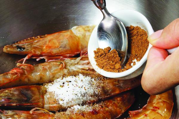 Recette : Crevettes sautées sel et poivre