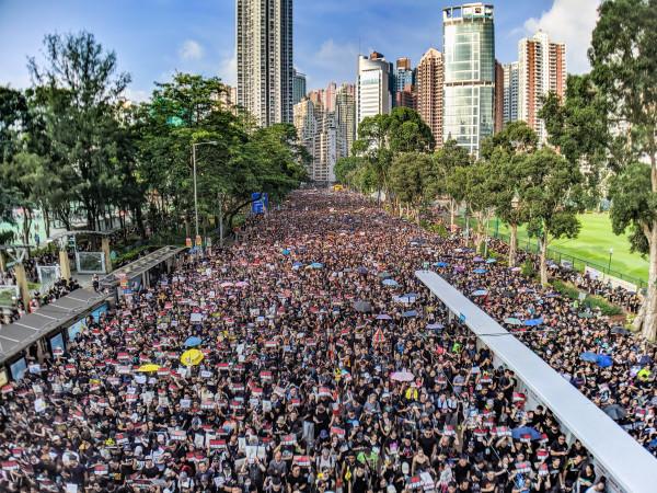 La lettre a été publiée sur le forum en ligne Pincong sous le titre de: «A nobody protester in Hong Kong» (un manifestant insignifiant à Hong Kong). Elle mentionne le massacre de la place Tiananmen, affirmant que les manifestations d'aujourd'hui visent non seulement à obtenir l'indépendance de Hong Kong, mais surtout à protéger tous les Chinois d'un ennemi commun, le «régime totalitaire», c'est-à-dire le Parti communiste chinois. (Photo: Studio Incendo via flickr CC BY 2.0 )