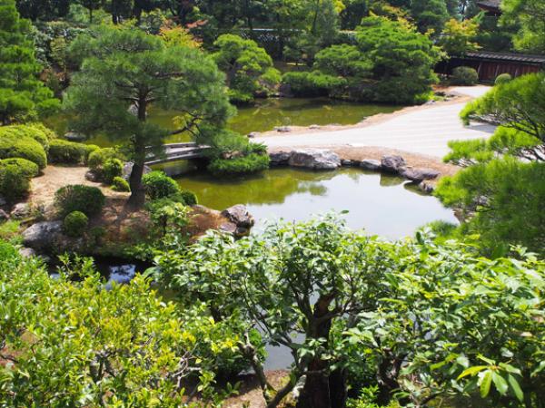 De nos jours, les jardins zen sont de plus en plus populaires dans le monde entier car les gens trouvent que de tels endroits sont extrêmement tranquilles. (Image:gpahud/Pixabay)