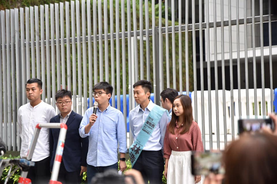 Joshua Wong a réagi en publiant cette déclaration sur Facebook :« Je condamne fortement le fait que le gouvernement se livre à un filtrage politique et à la censure, et me prive de mes droits politiques…&quot;