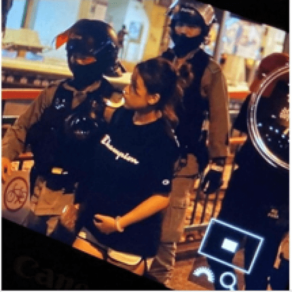 Femme enceinte de 19 ans arrêtée par la police. (Souce: capture d’écran de LIHKG https://lihkg.com/thread/1637844/page/1 