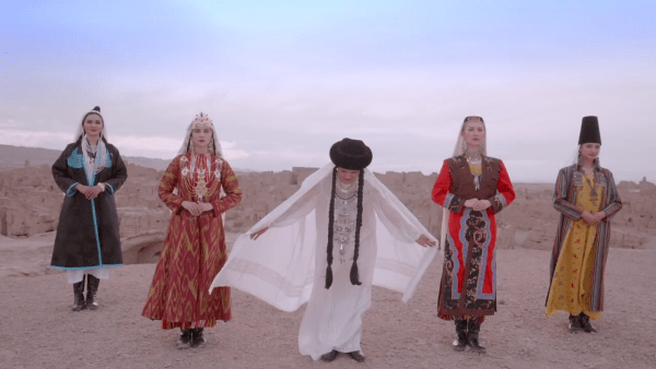 Alors que le Hanfu gagne en popularité, les vêtements traditionnels des groupes ethniques minoritaires tels que les Ouïghours sont délaissés. (Image: Capture d'écran / YouTube)