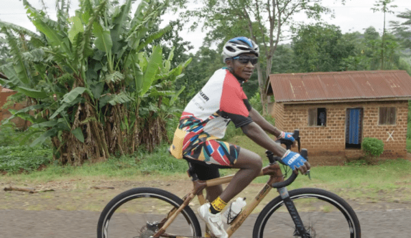 Un atelier dans la capitale ougandaise de Kampala qui fabrique des bicyclettes pas tout à fait comme les autres, utilisant le bambou comme matériau pour le cadre. (Capture d’écran YouTube)