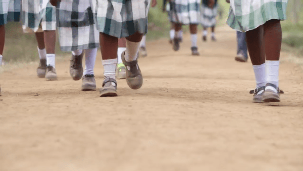 Les enfants doivent parcourir près de 6,4 km pour se rendre dans son école. Certaines routes deviennent impraticables après de fortes pluies. (Image: Capture / YouTube)