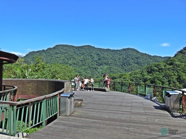 La plate-forme en bois incurvée permet aux visiteurs d'apprécier la beauté de la nature à Maokong. (Image: Julia Fu/Vision Times)