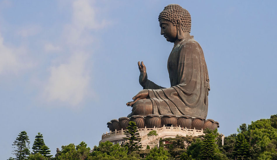 L'une des principales attractions touristiques de Hong Kong est le Bouddha Tian Tan, situé sur l'île de Lantau. (Image : Beria I. Rodriguez via wikimedia CC BY SA-3.0)