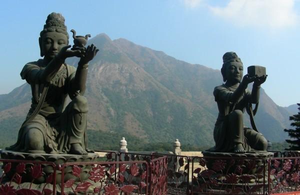 La statue de Bouddha est entourée de six statues en bronze, plus petites. (Image: mendhak via flickrCC BY-SA 2.0)