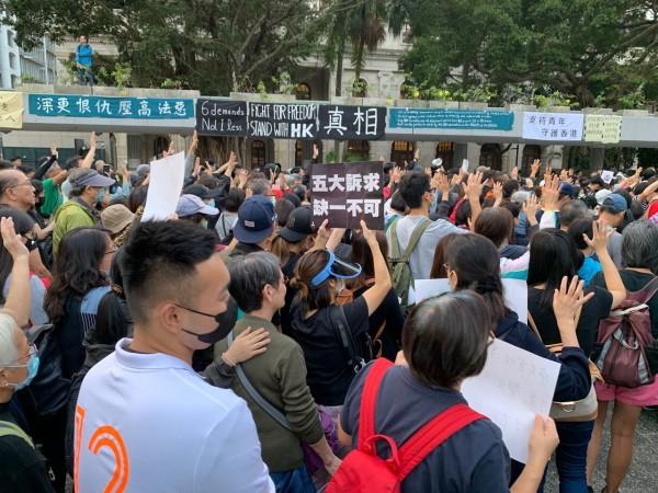 Le 15 novembre, lors d'un rassemblement, les autorités ont été appelées à enquêter sur la police. (Image : Nina Wong/Vision Times)