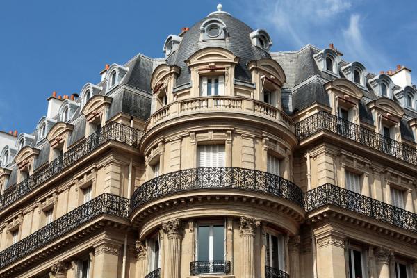 Façade de maison typique avec balcon dans le 16ème arrondissement de Paris. (Image : 123RF)