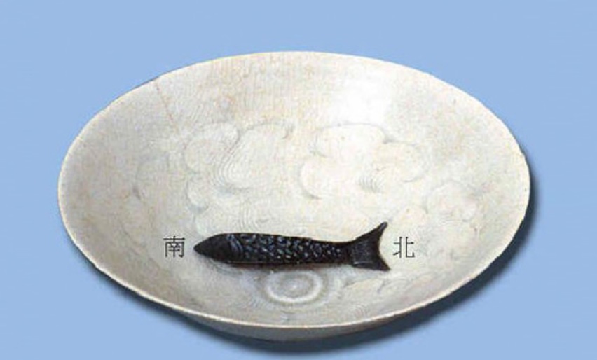 La plus ancienne invention comparable à la boussole était appelée « chariot pointant vers le sud ». La première mention d'une boussole magnétique remonte à environ 1040 de notre ère – il s'agissait d'un bol d'eau sur lequel flottait un « poisson » pointant vers le sud. (Image: Shenyunperformingarts.org)