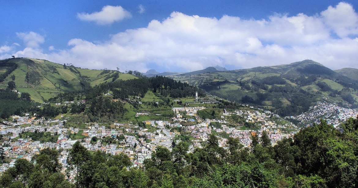 Quito, capitale de l’Équateur, est située à plus de 2800 m d'altitude au coeur d'une grande vallée de la cordillère des Andes. Elle est entourée de montagnes, dont plusieurs sont des volcans actifs. Les séismes provoqués par les éruptions volcaniques y sont de moindre intensité et se situent proches du volcan. (Image: pixabay/Albert Dezetter)