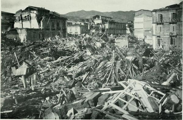 Le séisme de 1908 à Messine a duré de 30 à 40 secondes et a été suivi d'un tsunami qui a détruit les villes de Messine, Reggio de Calabre et Palmi. La catastrophe a fait de 75 000 à 200 000 morts selon les estimations.