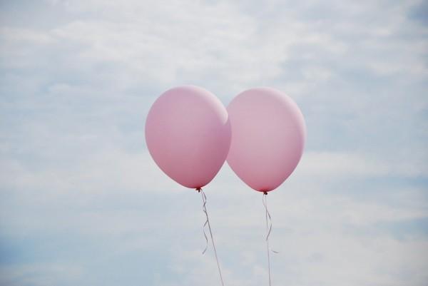 En juin 2001, Laura Buxton, une fillette de 10 ans de la ville de Staves, en Angleterre, a écrit son nom et son adresse sur une petite étiquette et l'a attachée à un ballon gonflé à hélium. (Image: maxpixels / CC0 1.0)