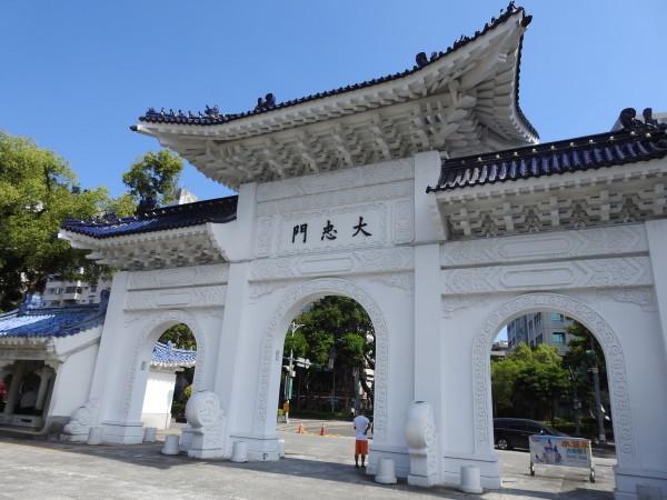 La porte de Daxiao, située dans le complexe mémorial de Chiang Kai-shek. (Image : Billy Shyu/Vision Times)