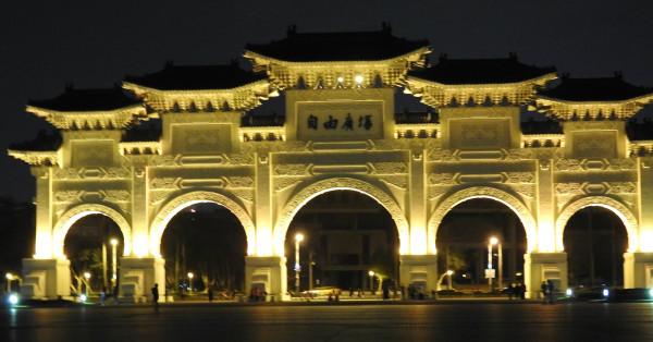 Vue nocturne de la Porte Principale du Complexe Mémorial Chiang Kai-shek à Taipei, Taiwan. (Image : Billy Shyu/Vision Times)