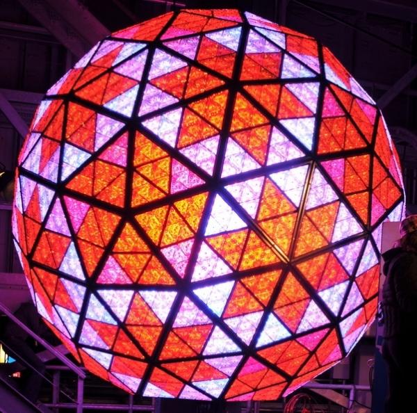 La boule descend lentement à partir de 23 h 59 sur un mât situé sur le toit du One Times Square pour se poser à minuit pile. (wikipédia)